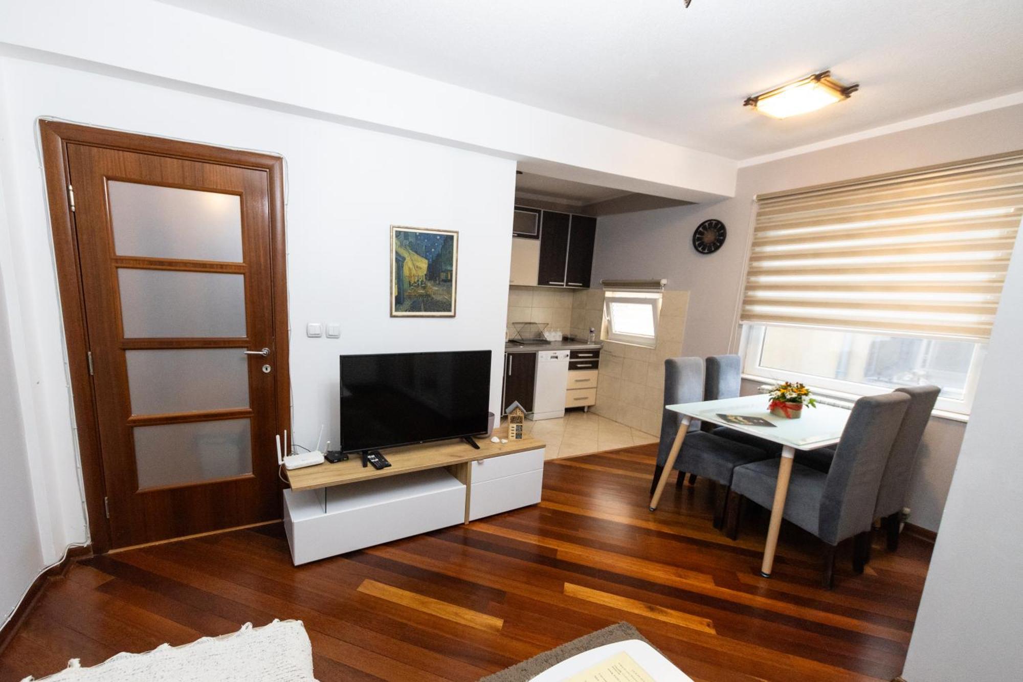 Lux Place Apartments Downtown クラグイェヴァツ エクステリア 写真
